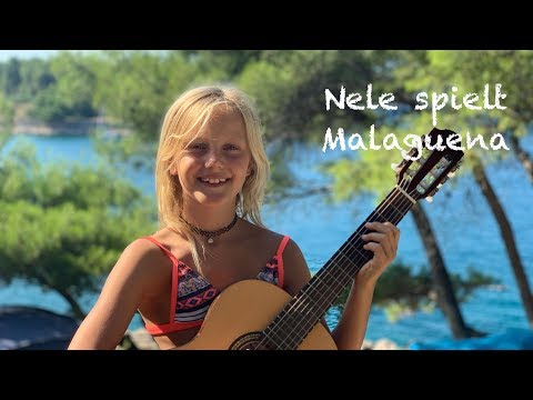 Nele spielt Malaguena auf der Gitarre in Kroatien